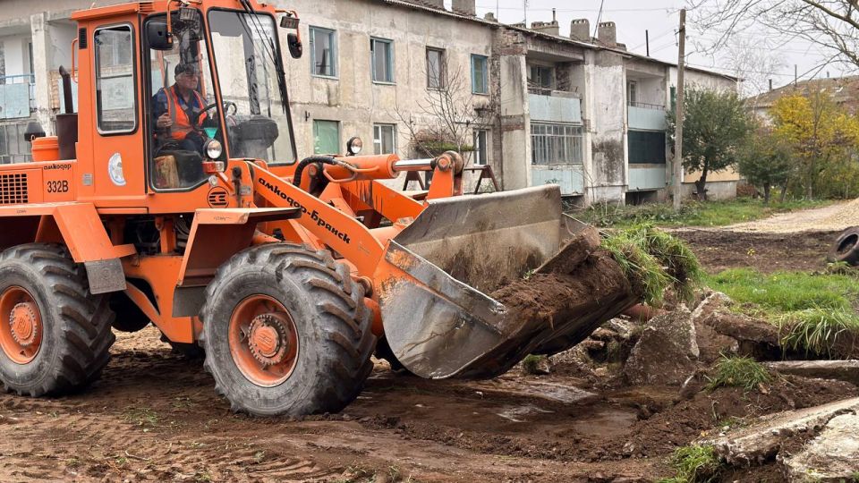 Антон Кравец: Провел мониторинг хода работ по благоустройству дворовой территории в с. Зоркино по ул. Ялтинская д. 1, ул. Ялтинская д. 3, ул. Ялтинская д. 5, ул. 40 лет Победы д. 1, ул. 40 лет Победы д. 3 Антон Кравец: Провел мониторинг хода работ по благоустройству дворовой территории в с. Зоркино по ул. Ялтинская д. 1, ул. Ялтинская д. 3, ул. Ялтинская д. 5, ул. 40 лет Победы д. 1, ул. 40 лет Победы д. 3