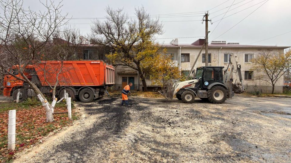 Антон Кравец: Провел мониторинг хода работ по благоустройству дворовой территории в с. Зоркино по ул. Ялтинская д. 1, ул. Ялтинская д. 3, ул. Ялтинская д. 5, ул. 40 лет Победы д. 1, ул. 40 лет Победы д. 3 Антон Кравец: Провел мониторинг хода работ по благоустройству дворовой территории в с. Зоркино по ул. Ялтинская д. 1, ул. Ялтинская д. 3, ул. Ялтинская д. 5, ул. 40 лет Победы д. 1, ул. 40 лет Победы д. 3