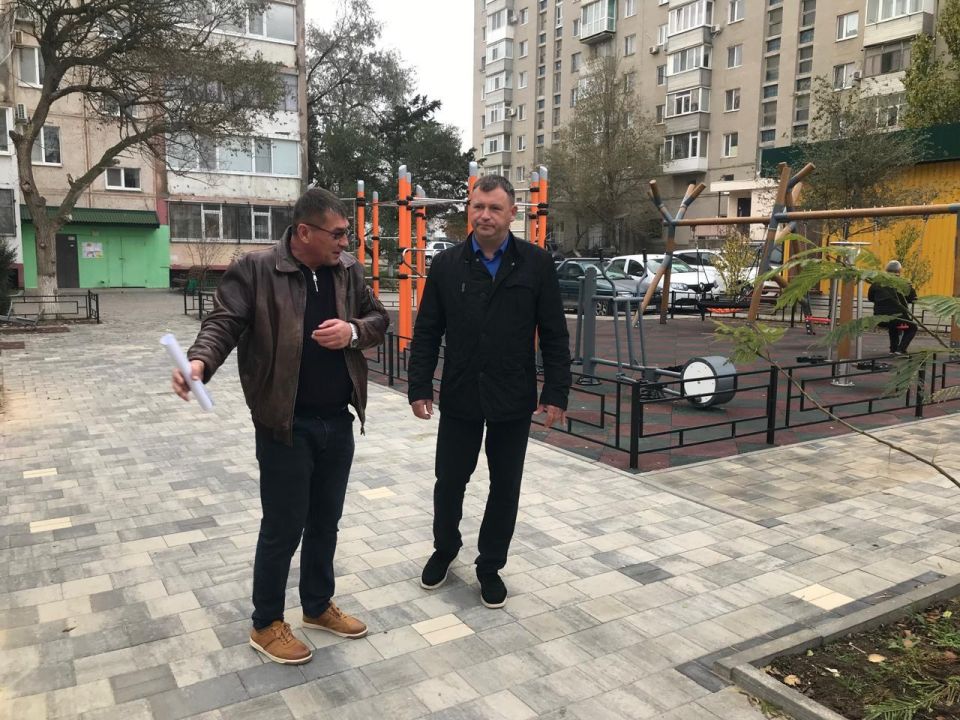 Игорь Крутьков: Сегодня выехал в город Щелкино совместно с директором ООО «ИНЖЕНЕРСЕРВИС» Юрием Васильевым и руководителем Ленинского филиала "Крымавтодор" Владимиром Гришиным для обсуждения вопросов, связанных с...