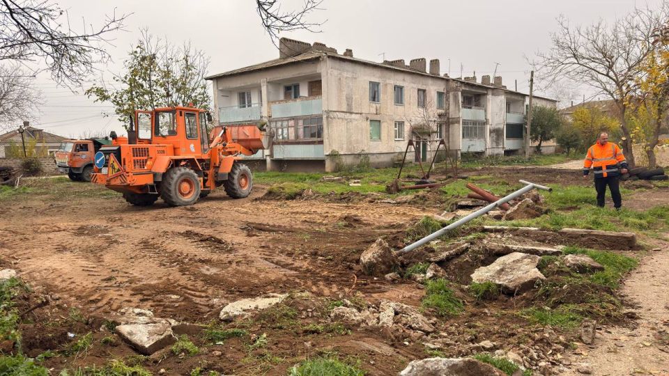 Антон Кравец: Провел мониторинг хода работ по благоустройству дворовой территории в с. Зоркино по ул. Ялтинская д. 1, ул. Ялтинская д. 3, ул. Ялтинская д. 5, ул. 40 лет Победы д. 1, ул. 40 лет Победы д. 3 Антон Кравец: Провел мониторинг хода работ по благоустройству дворовой территории в с. Зоркино по ул. Ялтинская д. 1, ул. Ялтинская д. 3, ул. Ялтинская д. 5, ул. 40 лет Победы д. 1, ул. 40 лет Победы д. 3