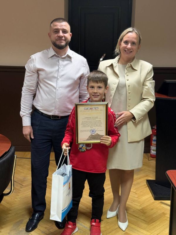 В администрации города чествовали спортсменов судакского спортклуба "НСК88" – серебряных призеров Всероссийского турнира Кубка России по футболу в Сочи В администрации города чествовали спортсменов судакского спортклуба "НСК88" – серебряных призеров Всероссийского турнира Кубка России по футболу в Сочи