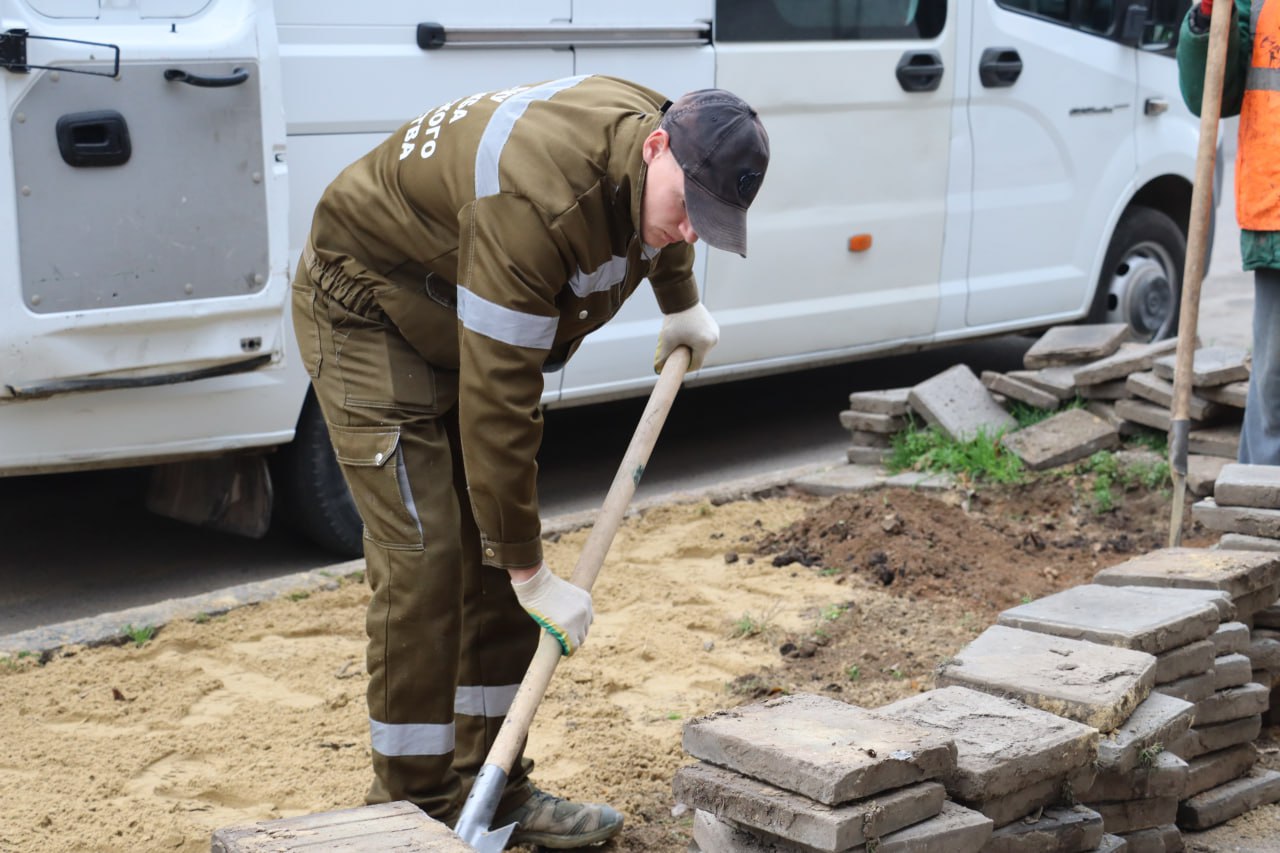 Бригада Службы городского хозяйства завершает частичное восстановление плитки на тротуарах по улице Шлагбаумской — работы ведутся поэтапно и целенаправленно в местах, выявленных в ходе недавнего обследования пешеходных... Бригада Службы городского хозяйства завершает частичное восстановление плитки на тротуарах по улице Шлагбаумской — работы ведутся поэтапно и целенаправленно в местах, выявленных в ходе недавнего обследования пешеходных...