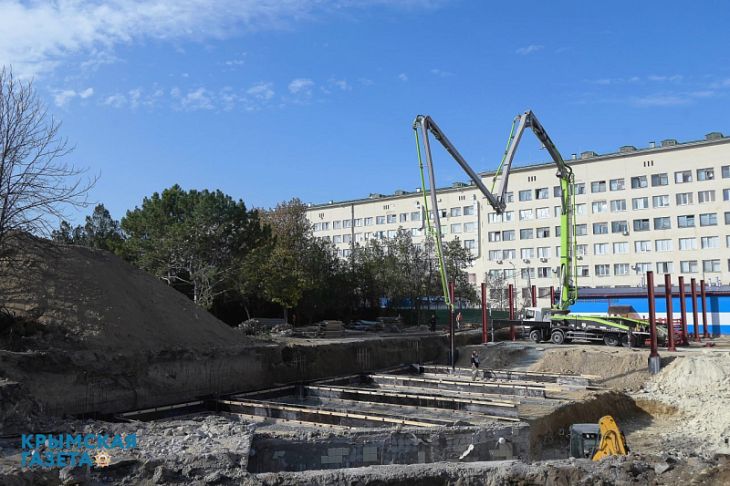 На территории 7-й городской клинической больницы Симферополя начаты подготовительные работы по строительству модульного приёмного отделения для оказания экстренной медицинской помощи, пишет «Крымская газета»