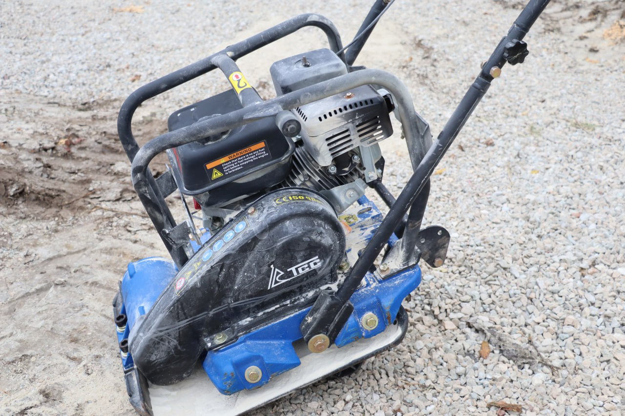 В сквере им. Н.И. Пирогова обустраивают основание под установку детской площадки В сквере им. Н.И. Пирогова обустраивают основание под установку детской площадки