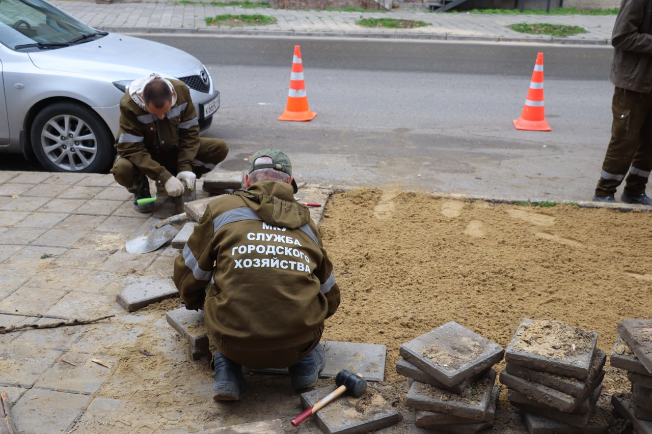 Бригада Службы городского хозяйства завершает частичное восстановление плитки на тротуарах по улице Шлагбаумской — работы ведутся поэтапно и целенаправленно в местах, выявленных в ходе недавнего обследования пешеходных... Бригада Службы городского хозяйства завершает частичное восстановление плитки на тротуарах по улице Шлагбаумской — работы ведутся поэтапно и целенаправленно в местах, выявленных в ходе недавнего обследования пешеходных...