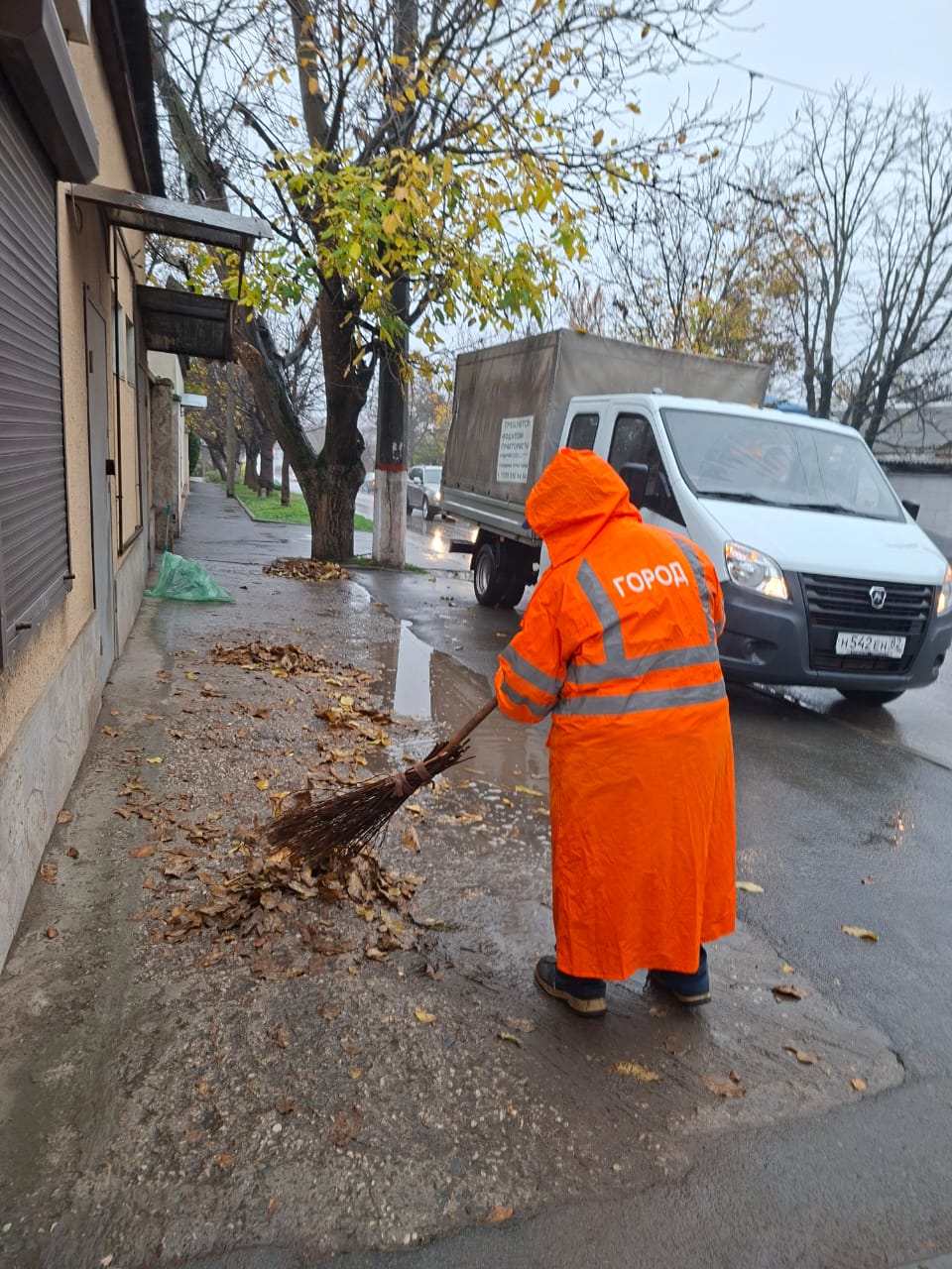 Невзирая на погодные условия, сотрудники МБУ «Город» неустанно трудятся, чтобы наш Симферополь оставался чистым и уютным! Невзирая на погодные условия, сотрудники МБУ «Город» неустанно трудятся, чтобы наш Симферополь оставался чистым и уютным!