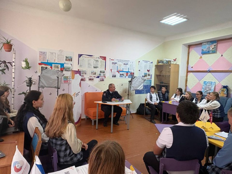 С целью популяризации световозвращающих элементов и профилактики детского дорожно-транспортного травматизма сотрудники Госавтоинспекции Первомайского района проводят комплексную работу в образовательных учреждениях