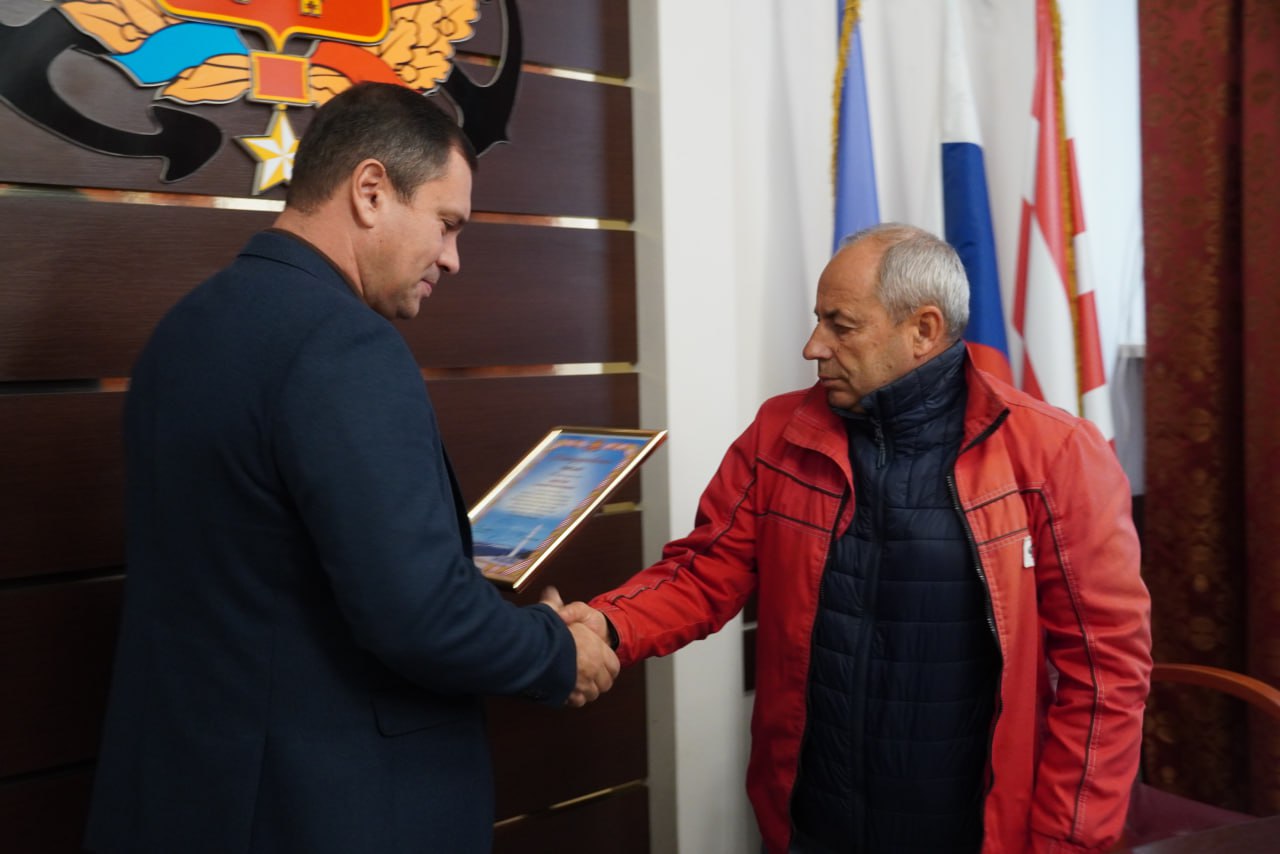 Глава администрации Олег Каторгин вручил городские награды сотрудникам ФАУ «РосКапСтрой» за их важную работу по мониторингу и контролю за строительством и ремонтом объектов, за соблюдением стандартов качества при... Глава администрации Олег Каторгин вручил городские награды сотрудникам ФАУ «РосКапСтрой» за их важную работу по мониторингу и контролю за строительством и ремонтом объектов, за соблюдением стандартов качества при...