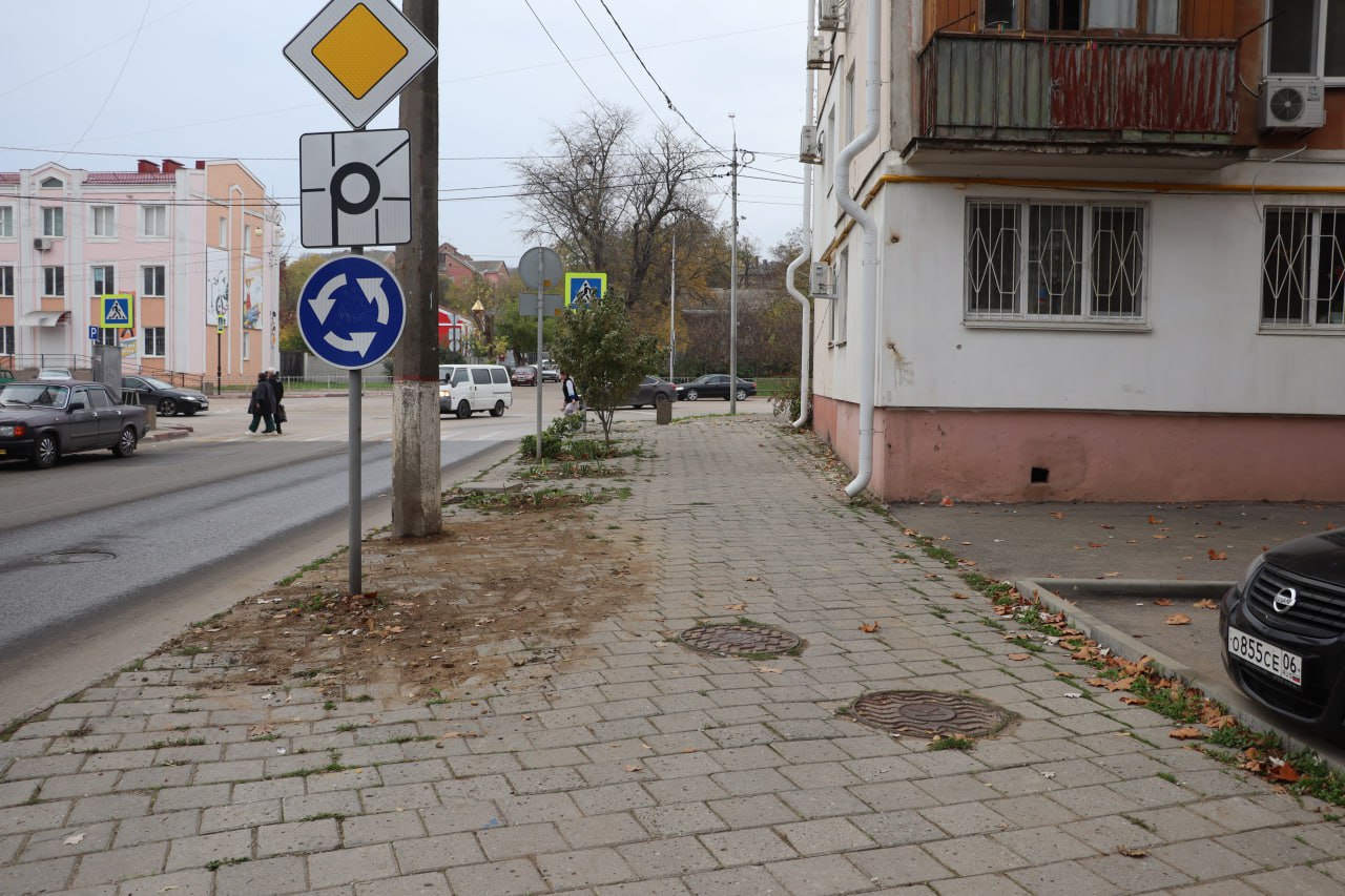 Бригада Службы городского хозяйства завершает частичное восстановление плитки на тротуарах по улице Шлагбаумской — работы ведутся поэтапно и целенаправленно в местах, выявленных в ходе недавнего обследования пешеходных... Бригада Службы городского хозяйства завершает частичное восстановление плитки на тротуарах по улице Шлагбаумской — работы ведутся поэтапно и целенаправленно в местах, выявленных в ходе недавнего обследования пешеходных...