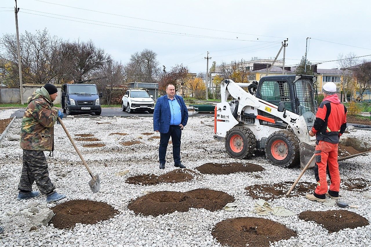 Александр Соколовский: Проверил ход строительства спортивной и многофункциональной площадок в пгт Первомайское по ул. Эдуарда Корпана, 3а. Новый объект для занятия спортом, а также отдыха детей и взрослых сметной стоимостью...