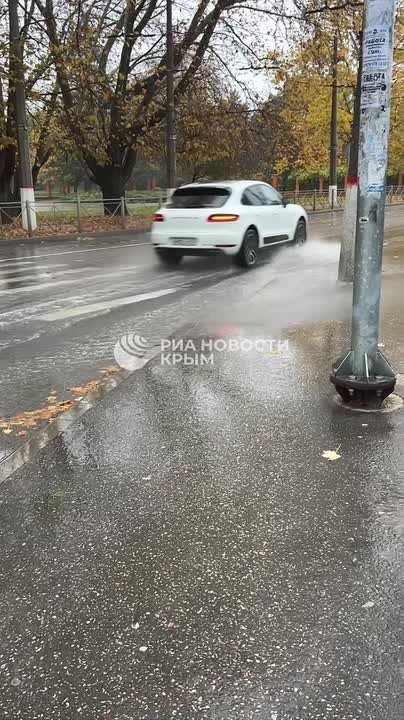 На Симферополь обрушилась непогода