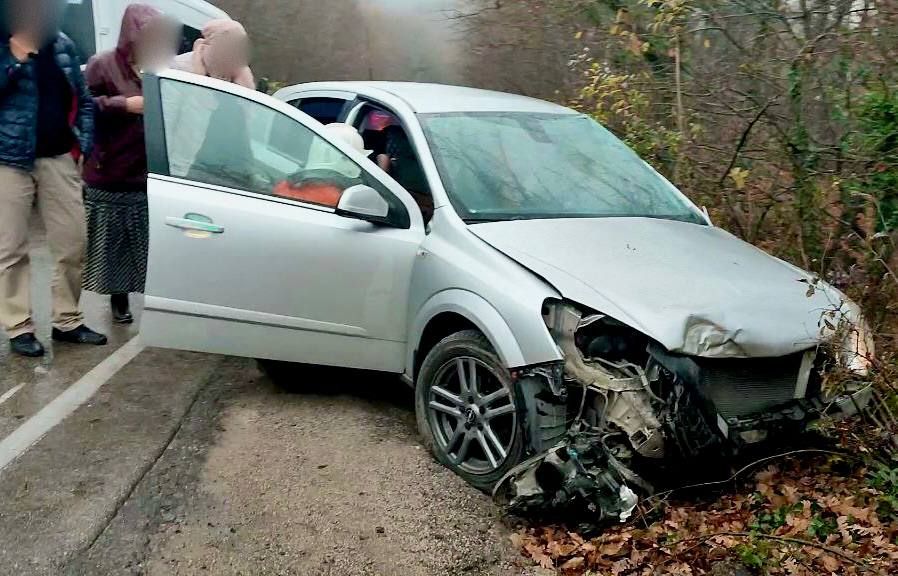 Под Судаком иномарка влетела в дерево: водителя зажало в салоне Под Судаком иномарка влетела в дерево: водителя зажало в салоне