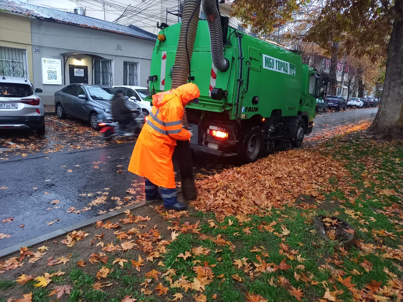 Невзирая на погодные условия, сотрудники МБУ «Город» неустанно трудятся, чтобы наш Симферополь оставался чистым и уютным!