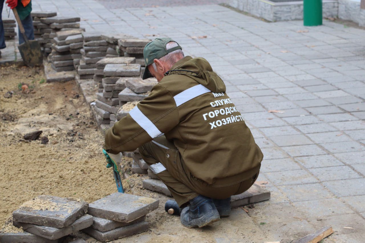 Бригада Службы городского хозяйства завершает частичное восстановление плитки на тротуарах по улице Шлагбаумской — работы ведутся поэтапно и целенаправленно в местах, выявленных в ходе недавнего обследования пешеходных... Бригада Службы городского хозяйства завершает частичное восстановление плитки на тротуарах по улице Шлагбаумской — работы ведутся поэтапно и целенаправленно в местах, выявленных в ходе недавнего обследования пешеходных...