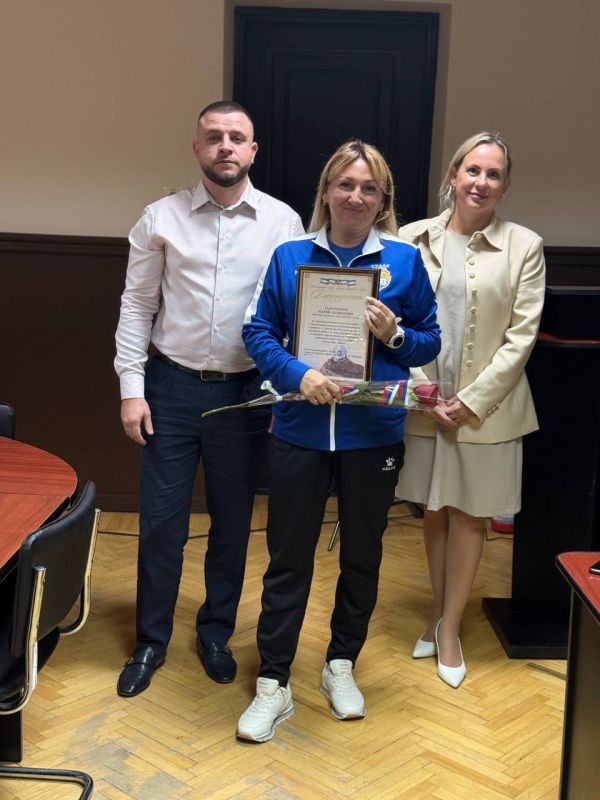 В администрации города чествовали спортсменов судакского спортклуба "НСК88" – серебряных призеров Всероссийского турнира Кубка России по футболу в Сочи В администрации города чествовали спортсменов судакского спортклуба "НСК88" – серебряных призеров Всероссийского турнира Кубка России по футболу в Сочи