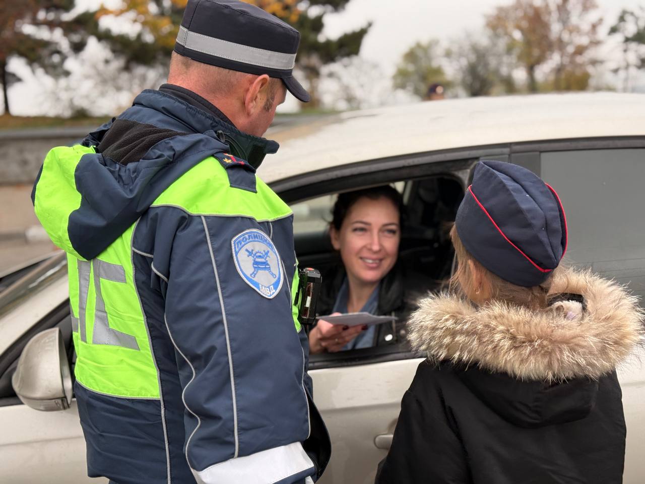В преддверии Всемирного дня памяти жертв дорожно-транспортных происшествий сотрудники Госавтоинспекции совместно с юными помощниками призвали водителей быть внимательными и соблюдать правила на дорогах В преддверии Всемирного дня памяти жертв дорожно-транспортных происшествий сотрудники Госавтоинспекции совместно с юными помощниками призвали водителей быть внимательными и соблюдать правила на дорогах