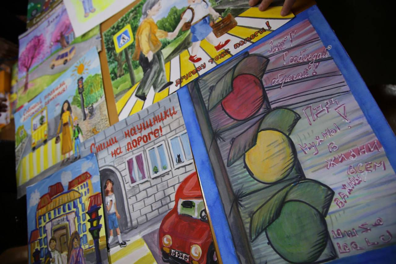 Сотрудники управления Госавтоинспекции Крыма приняли участие в конкурсе детского творчества "Дорога глазами детей" Сотрудники управления Госавтоинспекции Крыма приняли участие в конкурсе детского творчества "Дорога глазами детей"