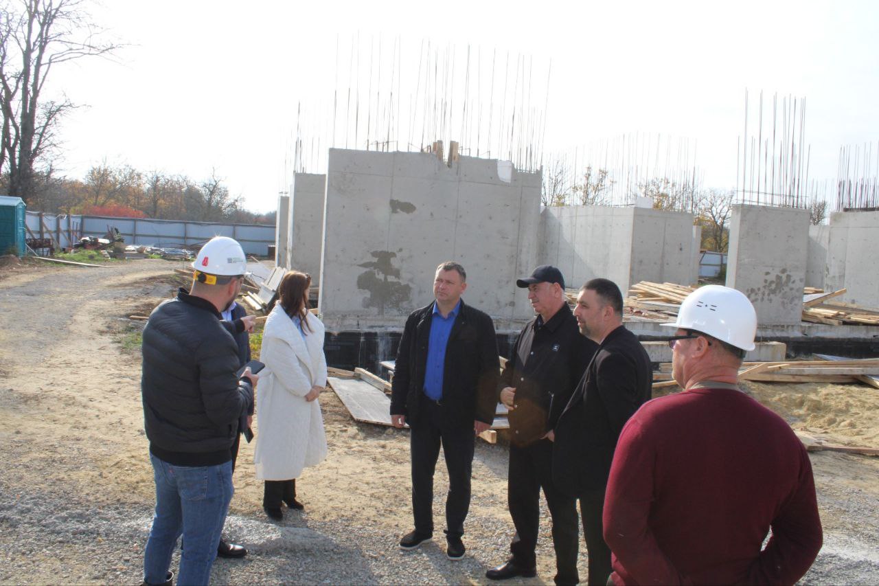 Председатель Госкомнаца Крыма Руслан Якубов осмотрел строительство дома в Ленинском районе для граждан из числа реабилитированных народов Крыма Председатель Госкомнаца Крыма Руслан Якубов осмотрел строительство дома в Ленинском районе для граждан из числа реабилитированных народов Крыма