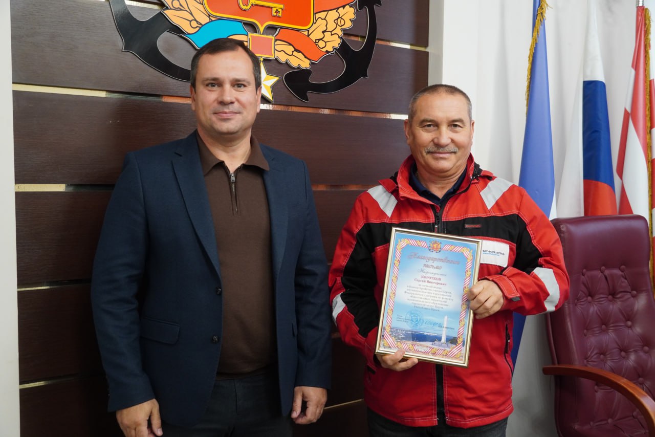 Глава администрации Олег Каторгин вручил городские награды сотрудникам ФАУ «РосКапСтрой» за их важную работу по мониторингу и контролю за строительством и ремонтом объектов, за соблюдением стандартов качества при... Глава администрации Олег Каторгин вручил городские награды сотрудникам ФАУ «РосКапСтрой» за их важную работу по мониторингу и контролю за строительством и ремонтом объектов, за соблюдением стандартов качества при...