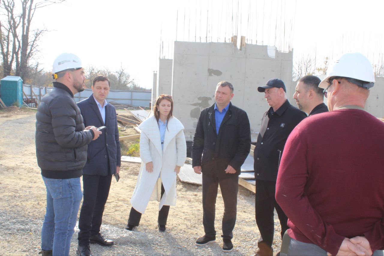 Председатель Госкомнаца Крыма Руслан Якубов осмотрел строительство дома в Ленинском районе для граждан из числа реабилитированных народов Крыма