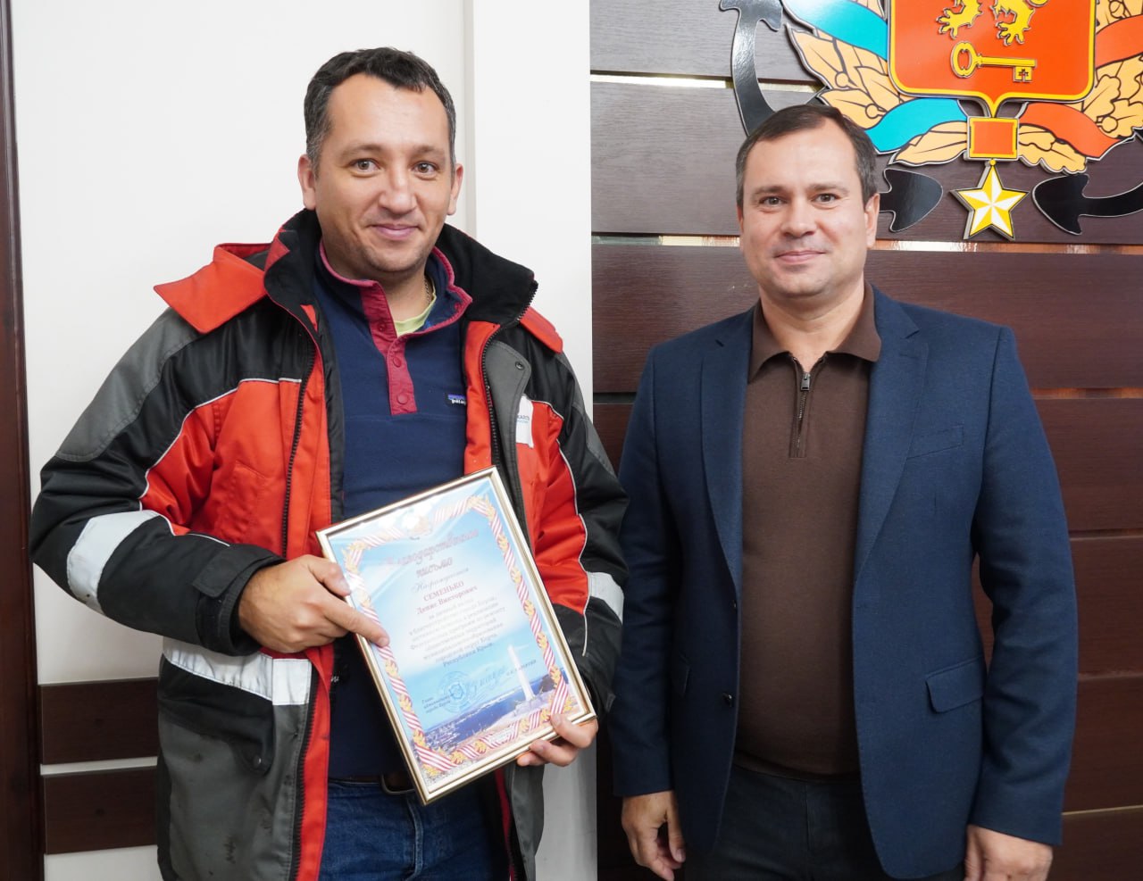 Глава администрации Олег Каторгин вручил городские награды сотрудникам ФАУ «РосКапСтрой» за их важную работу по мониторингу и контролю за строительством и ремонтом объектов, за соблюдением стандартов качества при... Глава администрации Олег Каторгин вручил городские награды сотрудникам ФАУ «РосКапСтрой» за их важную работу по мониторингу и контролю за строительством и ремонтом объектов, за соблюдением стандартов качества при...