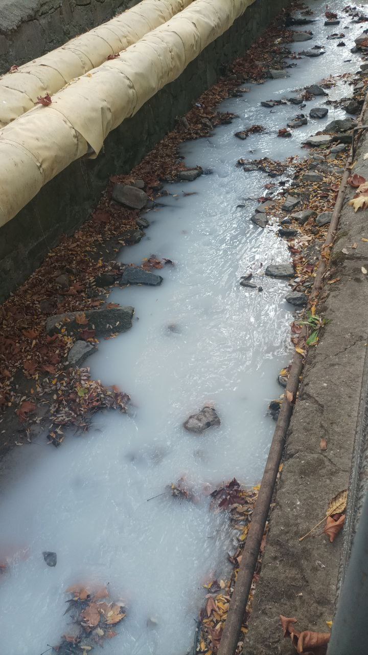 В Алуште побелела река, текущая вдоль улицы Ялтинской