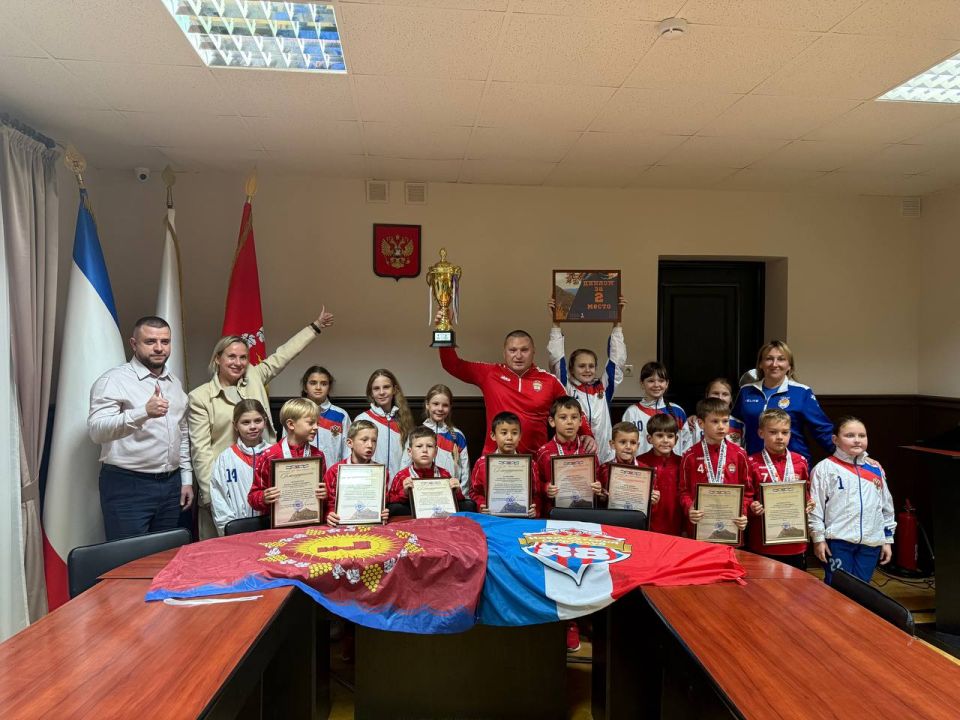 В администрации города чествовали спортсменов судакского спортклуба "НСК88" – серебряных призеров Всероссийского турнира Кубка России по футболу в Сочи