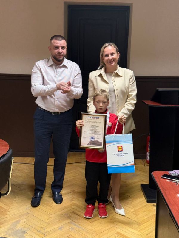 В администрации города чествовали спортсменов судакского спортклуба "НСК88" – серебряных призеров Всероссийского турнира Кубка России по футболу в Сочи В администрации города чествовали спортсменов судакского спортклуба "НСК88" – серебряных призеров Всероссийского турнира Кубка России по футболу в Сочи