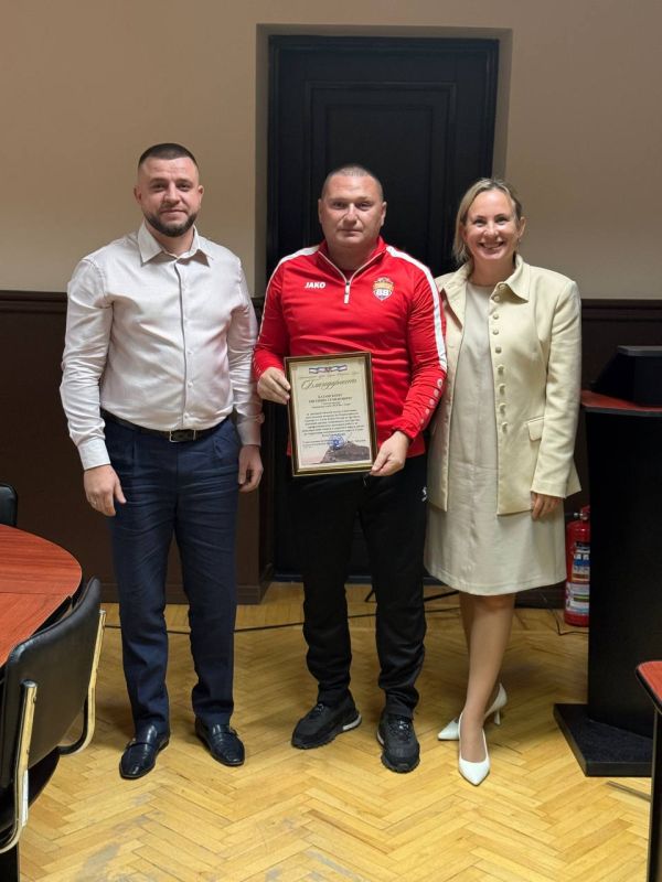 В администрации города чествовали спортсменов судакского спортклуба "НСК88" – серебряных призеров Всероссийского турнира Кубка России по футболу в Сочи В администрации города чествовали спортсменов судакского спортклуба "НСК88" – серебряных призеров Всероссийского турнира Кубка России по футболу в Сочи