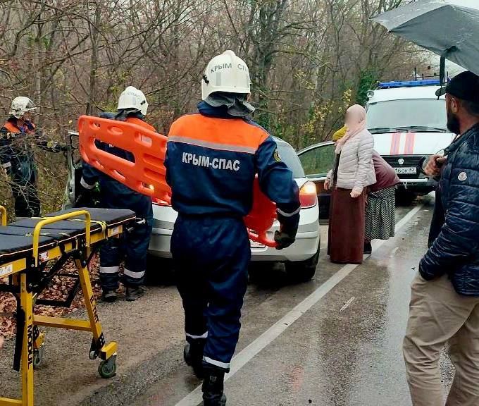 Под Судаком иномарка влетела в дерево: водителя зажало в салоне