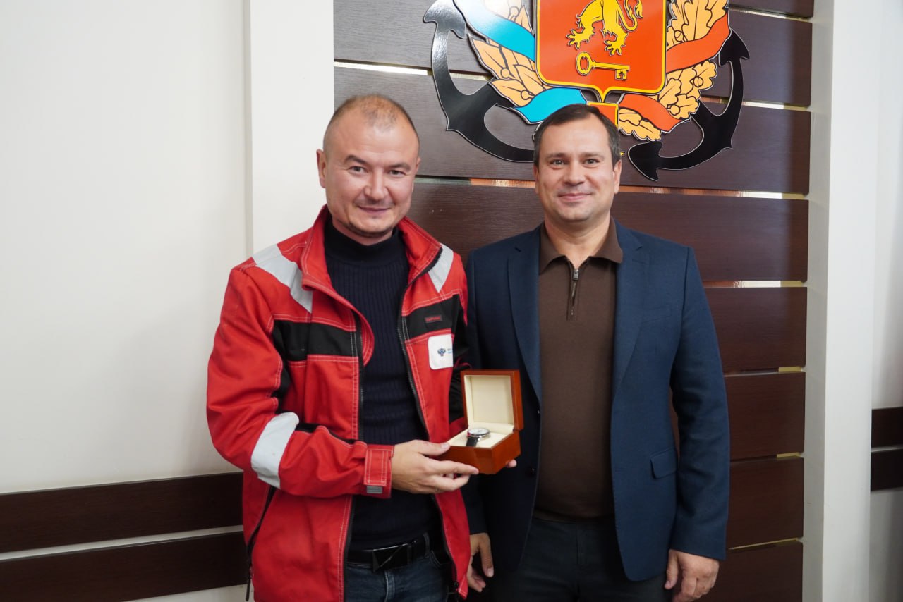 Глава администрации Олег Каторгин вручил городские награды сотрудникам ФАУ «РосКапСтрой» за их важную работу по мониторингу и контролю за строительством и ремонтом объектов, за соблюдением стандартов качества при... Глава администрации Олег Каторгин вручил городские награды сотрудникам ФАУ «РосКапСтрой» за их важную работу по мониторингу и контролю за строительством и ремонтом объектов, за соблюдением стандартов качества при...