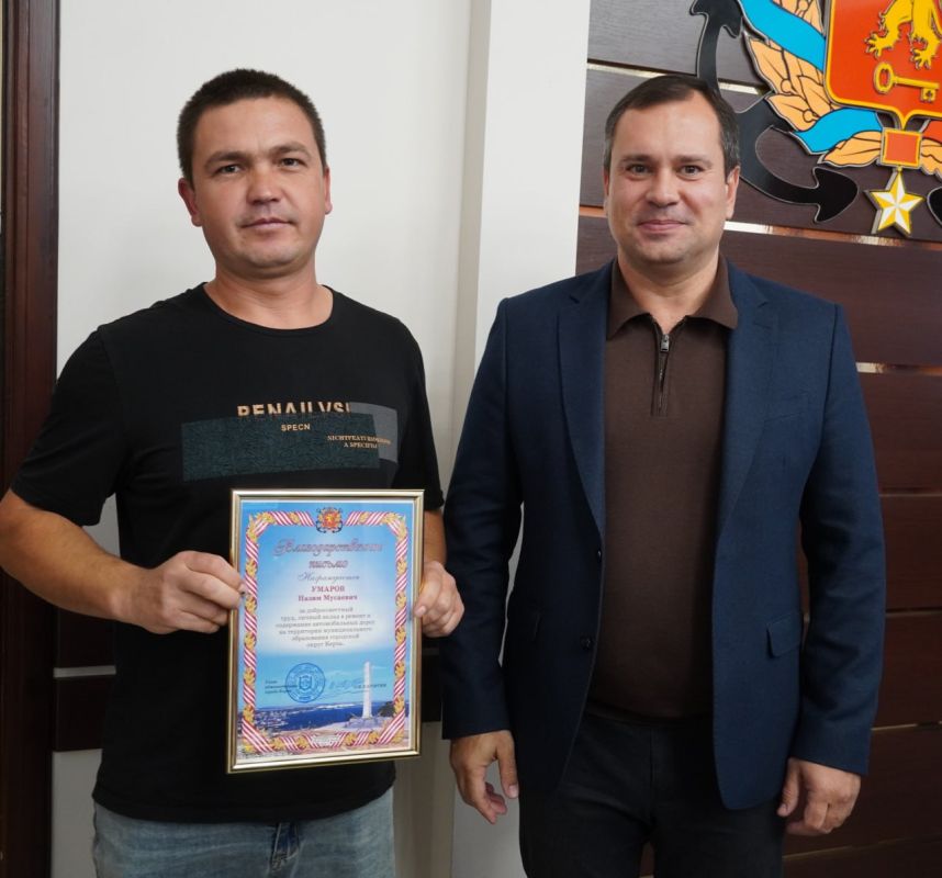 Глава администрации Олег Каторгин вручил награды сотрудникам ООО «СТГ-Юг», ведущим ремонт магистральных улиц в Керчи, за вклад в улучшение городской инфраструктуры Глава администрации Олег Каторгин вручил награды сотрудникам ООО «СТГ-Юг», ведущим ремонт магистральных улиц в Керчи, за вклад в улучшение городской инфраструктуры