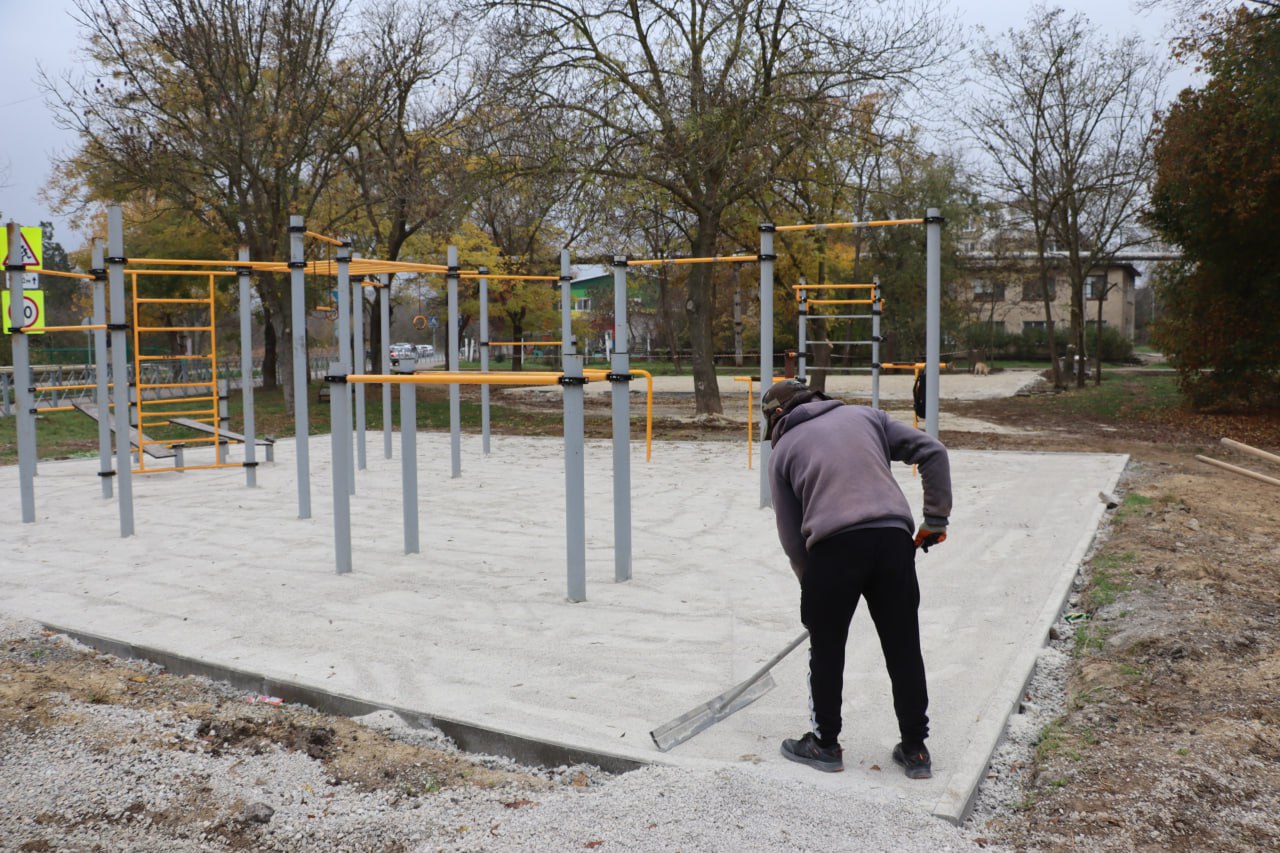В сквере им. Н.И. Пирогова обустраивают основание под установку детской площадки В сквере им. Н.И. Пирогова обустраивают основание под установку детской площадки