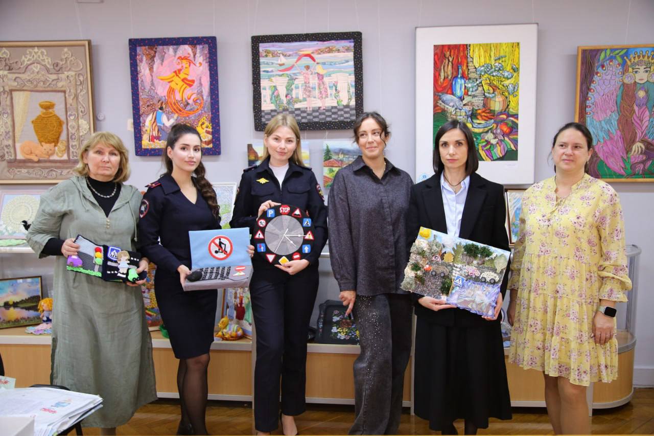 Сотрудники управления Госавтоинспекции Крыма приняли участие в конкурсе детского творчества "Дорога глазами детей"