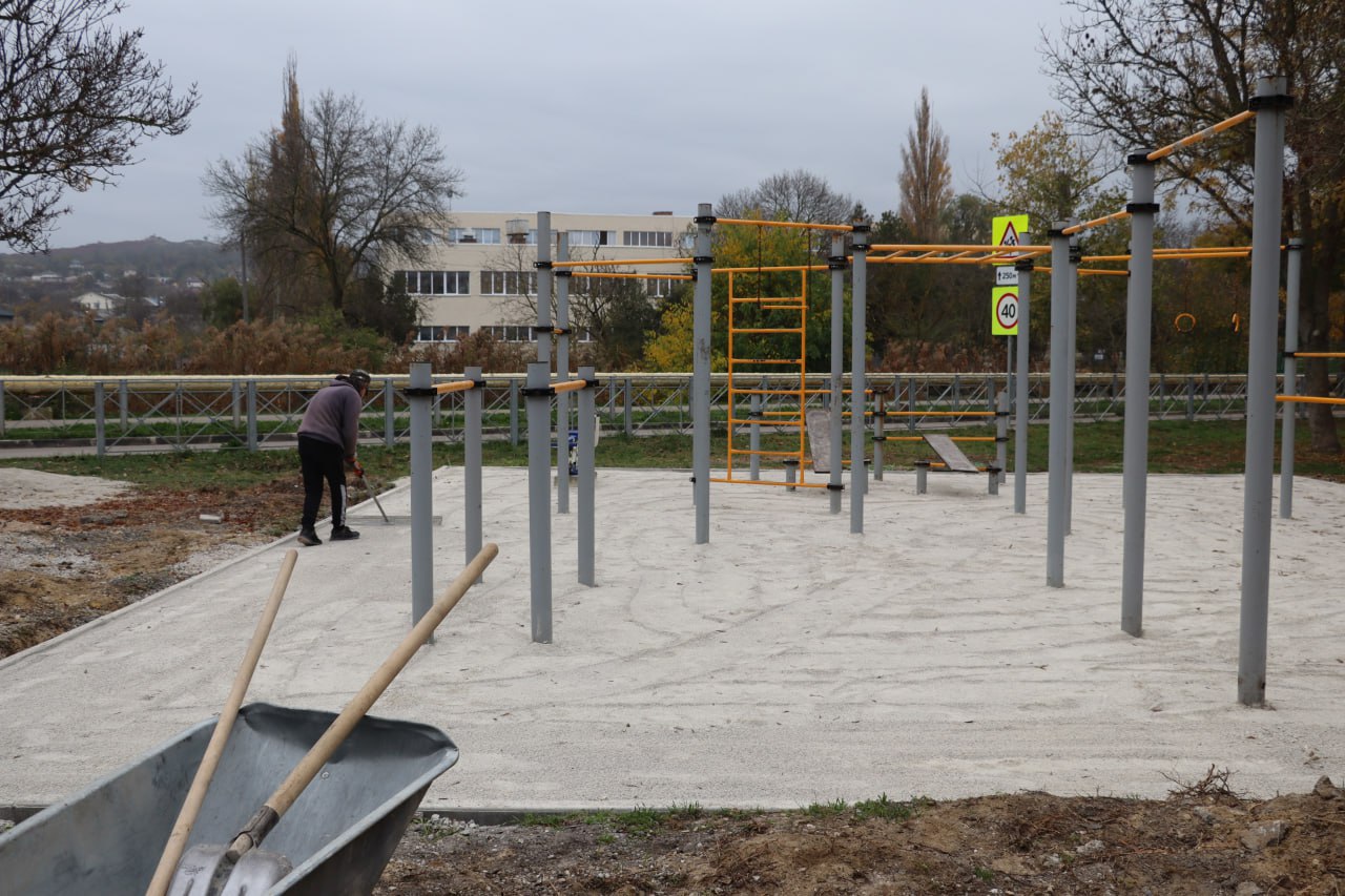В сквере им. Н.И. Пирогова обустраивают основание под установку детской площадки В сквере им. Н.И. Пирогова обустраивают основание под установку детской площадки