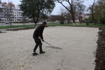 В сквере им. Н.И. Пирогова обустраивают основание под установку детской площадки