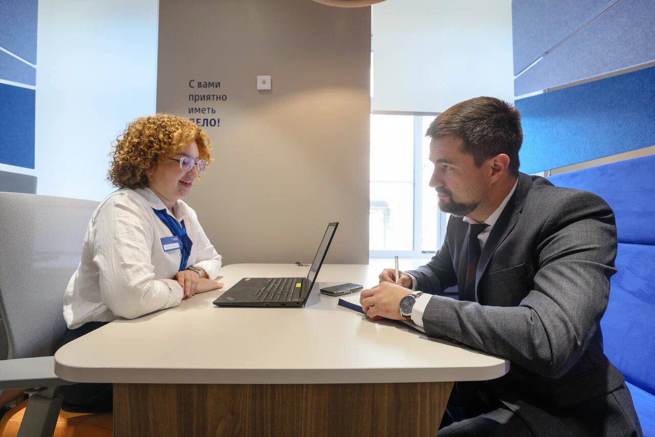 ВТБ запустит помощника с генеративным ИИ в чат-боте для сотрудников отделений