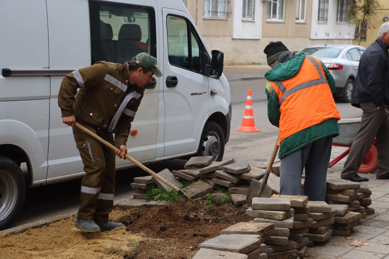 Бригада Службы городского хозяйства завершает частичное восстановление плитки на тротуарах по улице Шлагбаумской — работы ведутся поэтапно и целенаправленно в местах, выявленных в ходе недавнего обследования пешеходных... Бригада Службы городского хозяйства завершает частичное восстановление плитки на тротуарах по улице Шлагбаумской — работы ведутся поэтапно и целенаправленно в местах, выявленных в ходе недавнего обследования пешеходных...