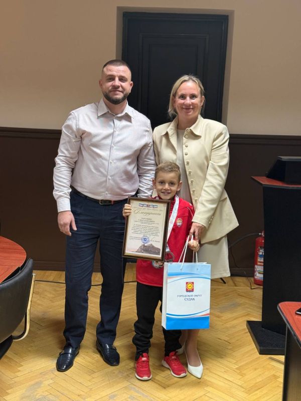 В администрации города чествовали спортсменов судакского спортклуба "НСК88" – серебряных призеров Всероссийского турнира Кубка России по футболу в Сочи В администрации города чествовали спортсменов судакского спортклуба "НСК88" – серебряных призеров Всероссийского турнира Кубка России по футболу в Сочи