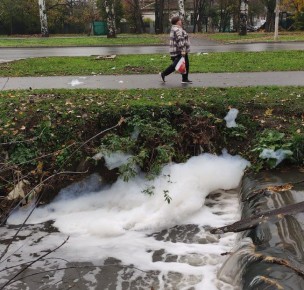 В Симферополе вновь зафиксирован сброс неустановленных веществ в русло реки Славянка, сообщают горожане в соцсетях