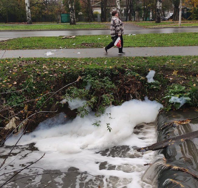 В Симферополе вновь зафиксирован сброс неустановленных веществ в русло реки Славянка, сообщают горожане в соцсетях