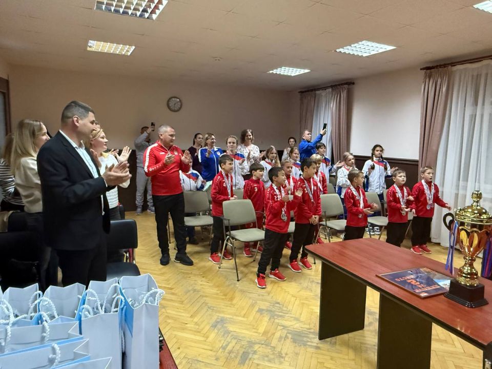 В администрации города чествовали спортсменов судакского спортклуба "НСК88" – серебряных призеров Всероссийского турнира Кубка России по футболу в Сочи В администрации города чествовали спортсменов судакского спортклуба "НСК88" – серебряных призеров Всероссийского турнира Кубка России по футболу в Сочи