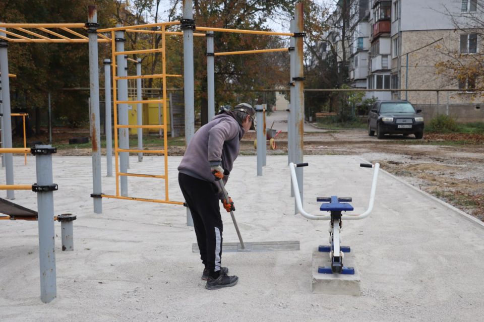 В сквере им. Н.И. Пирогова обустраивают основание под установку детской площадки В сквере им. Н.И. Пирогова обустраивают основание под установку детской площадки