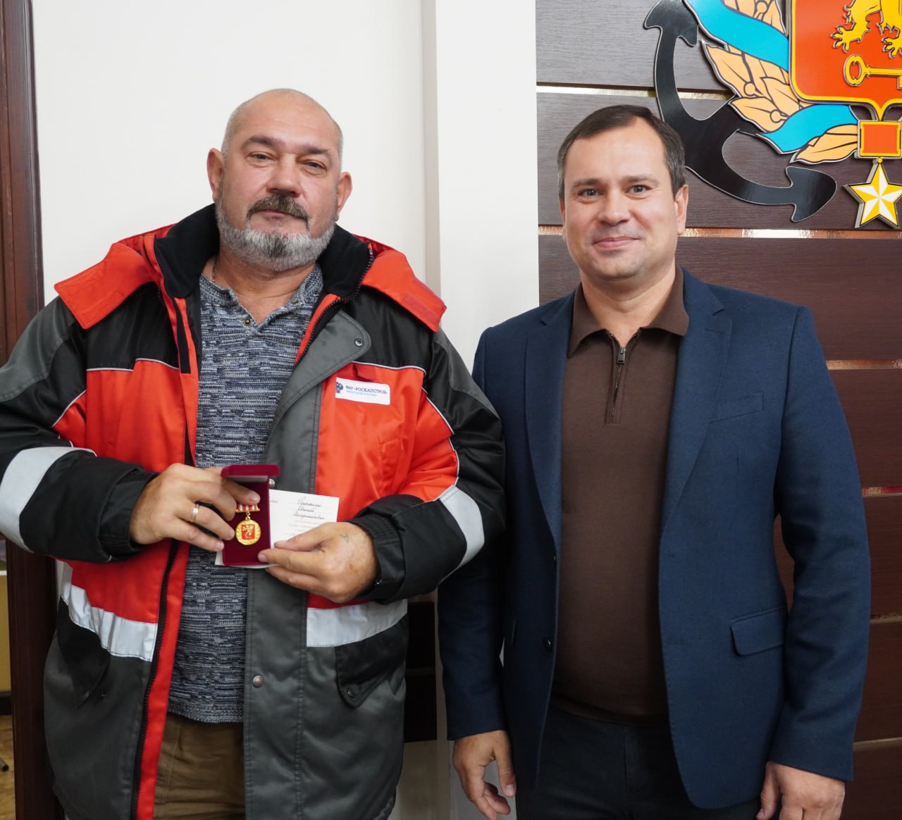 Глава администрации Олег Каторгин вручил городские награды сотрудникам ФАУ «РосКапСтрой» за их важную работу по мониторингу и контролю за строительством и ремонтом объектов, за соблюдением стандартов качества при... Глава администрации Олег Каторгин вручил городские награды сотрудникам ФАУ «РосКапСтрой» за их важную работу по мониторингу и контролю за строительством и ремонтом объектов, за соблюдением стандартов качества при...