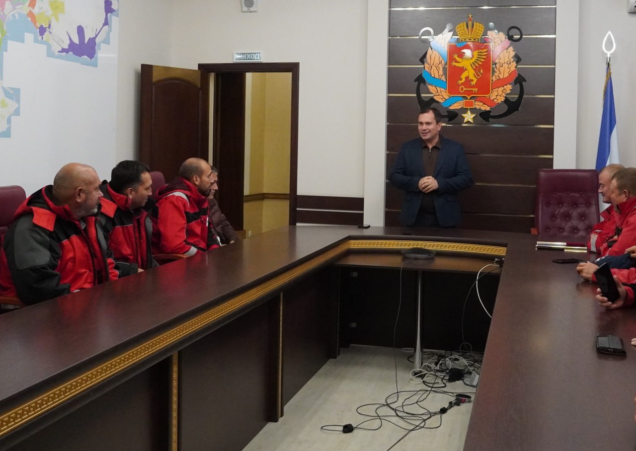 Глава администрации Олег Каторгин вручил городские награды сотрудникам ФАУ «РосКапСтрой» за их важную работу по мониторингу и контролю за строительством и ремонтом объектов, за соблюдением стандартов качества при...