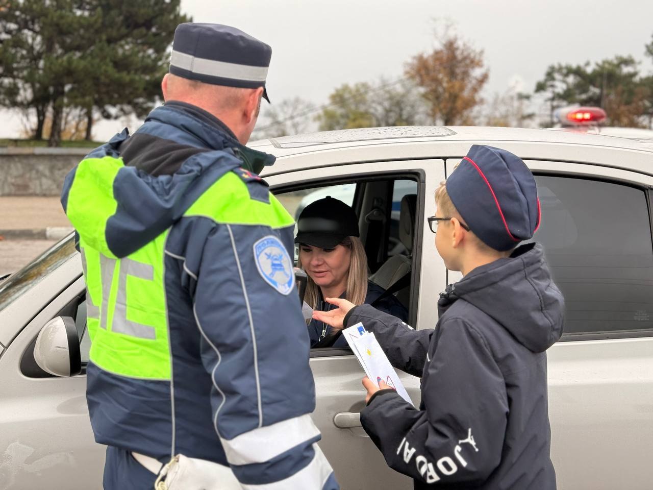В преддверии Всемирного дня памяти жертв дорожно-транспортных происшествий сотрудники Госавтоинспекции совместно с юными помощниками призвали водителей быть внимательными и соблюдать правила на дорогах В преддверии Всемирного дня памяти жертв дорожно-транспортных происшествий сотрудники Госавтоинспекции совместно с юными помощниками призвали водителей быть внимательными и соблюдать правила на дорогах