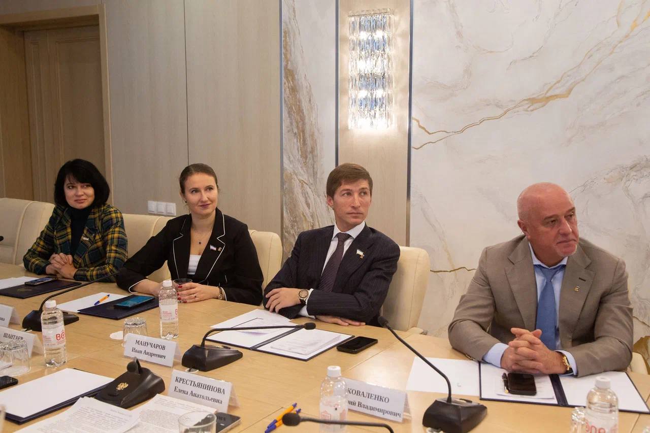 Альберт Куршутов: В ходе заседания Президиума Государственного Совета Республики Крым третьего созыва под председательством Владимира Андреевича Константинова представил доклад о ходе реализации региональной кадровой... Альберт Куршутов: В ходе заседания Президиума Государственного Совета Республики Крым третьего созыва под председательством Владимира Андреевича Константинова представил доклад о ходе реализации региональной кадровой...