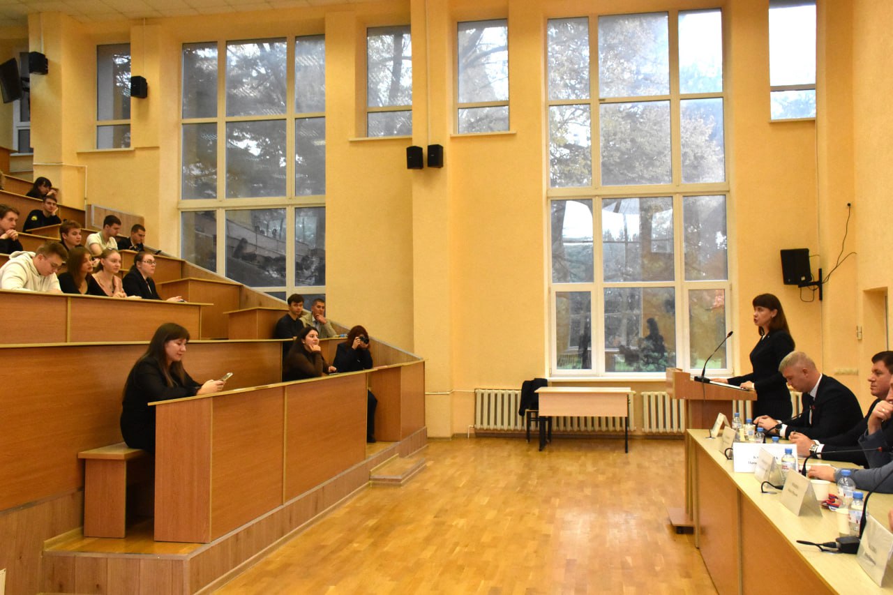 Екатерина Юровских рассказала студентам института об основных итогах и перспективах деятельности Минимущества Крыма Екатерина Юровских рассказала студентам института об основных итогах и перспективах деятельности Минимущества Крыма