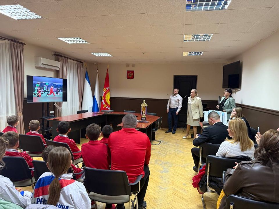 В администрации города чествовали спортсменов судакского спортклуба "НСК88" – серебряных призеров Всероссийского турнира Кубка России по футболу в Сочи В администрации города чествовали спортсменов судакского спортклуба "НСК88" – серебряных призеров Всероссийского турнира Кубка России по футболу в Сочи