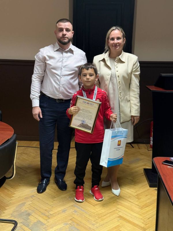 В администрации города чествовали спортсменов судакского спортклуба "НСК88" – серебряных призеров Всероссийского турнира Кубка России по футболу в Сочи В администрации города чествовали спортсменов судакского спортклуба "НСК88" – серебряных призеров Всероссийского турнира Кубка России по футболу в Сочи